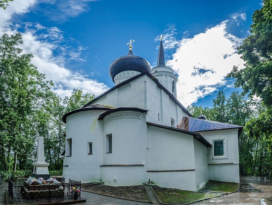 Святогорский монастырь в поселке Пушкинские горы
